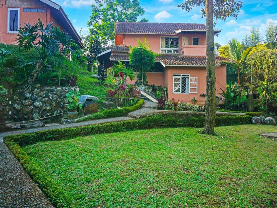 Capital O 92836 Villa Kampoeng Katineung Hotel in West Java
