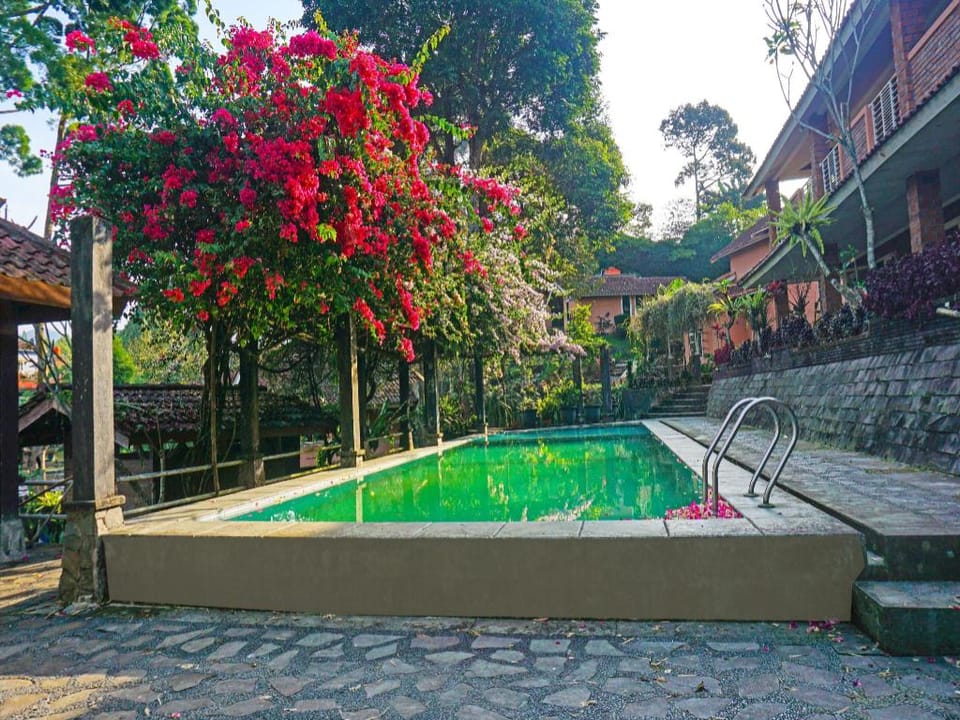 Capital O 92836 Villa Kampoeng Katineung Hotel in West Java