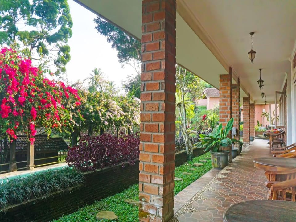 Capital O 92836 Villa Kampoeng Katineung Hotel in West Java