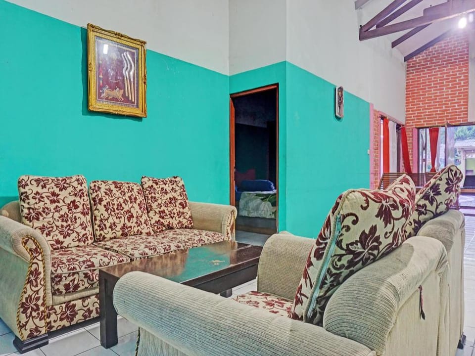 Capital O 92867 Villa Raggal Hotel in Cisarua