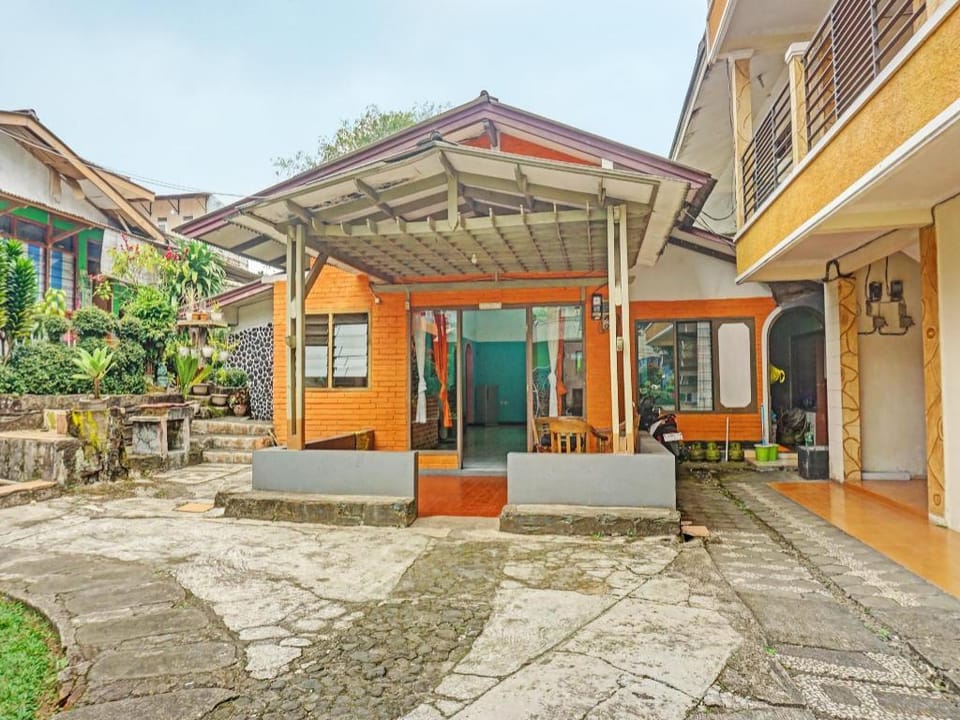 Capital O 92867 Villa Raggal Hotel in Cisarua