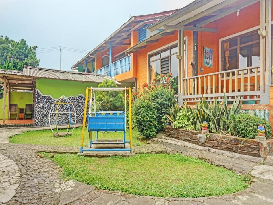 Capital O 92867 Villa Raggal Hotel in Cisarua