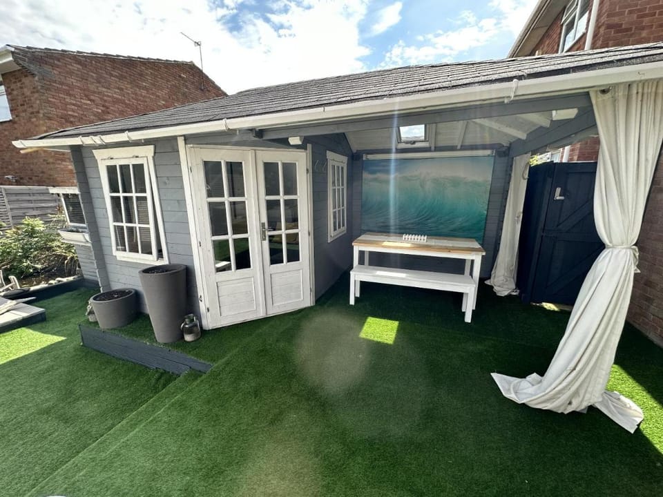 Fantastic 2-Bed House with Parking - Hosted by Hutch Lifestyle Vacation rental in Royal Leamington Spa