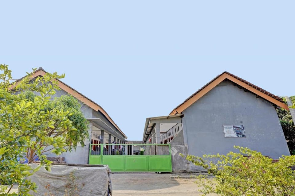 Hotel O Surya Indah Homestay Syariah Hotel in East Java