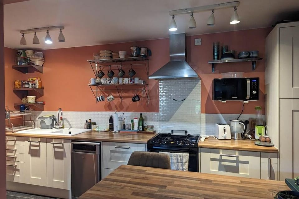 Stunning 2 bed 2 bath, private garden, tube 2 mins Apartment in London