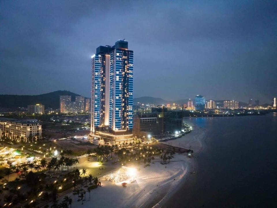 A la carte HaLong seaview 2bedroom apt on 32nd fl Apartment in Laos