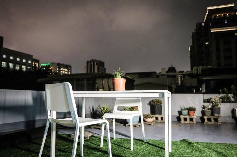Modern classical apt/DT TPE/bathtub&patio/MRT7m Vacation rental in Taipei City