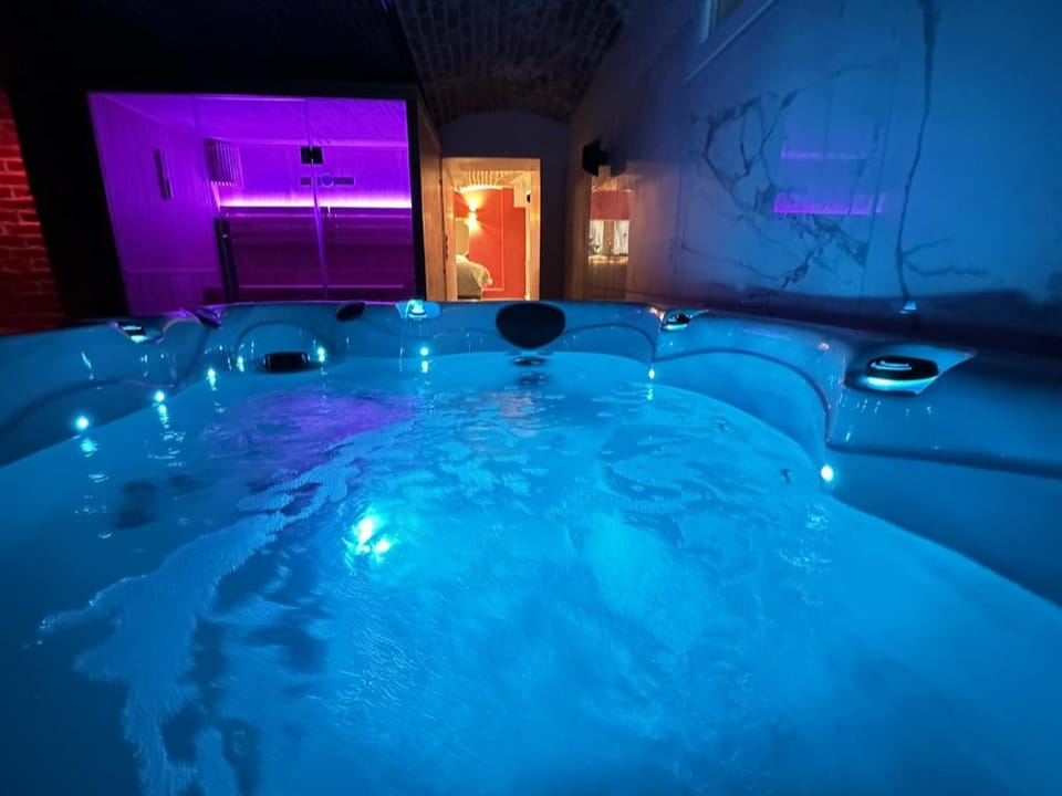 Le Bijou - Appartement, Sauna et Jacuzzi - Lille Hotel in Lille