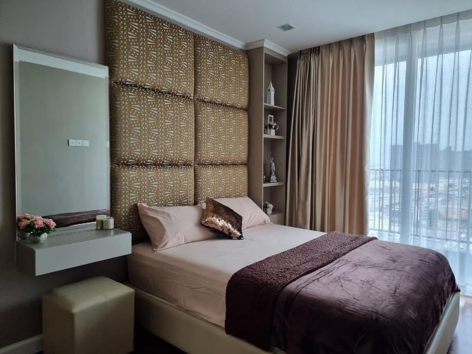 Two BRs with few steps to BTS Green & Yellow Line Apartment in Bangkok