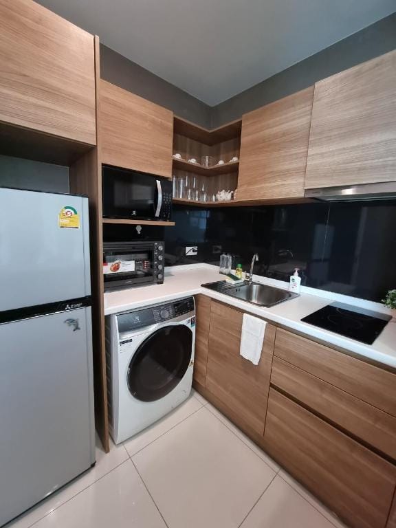 Two BRs with few steps to BTS Green & Yellow Line Apartment in Bangkok