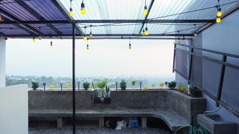 Cozy Haven with Jacuzzi, Rooftop Villa in Lembang