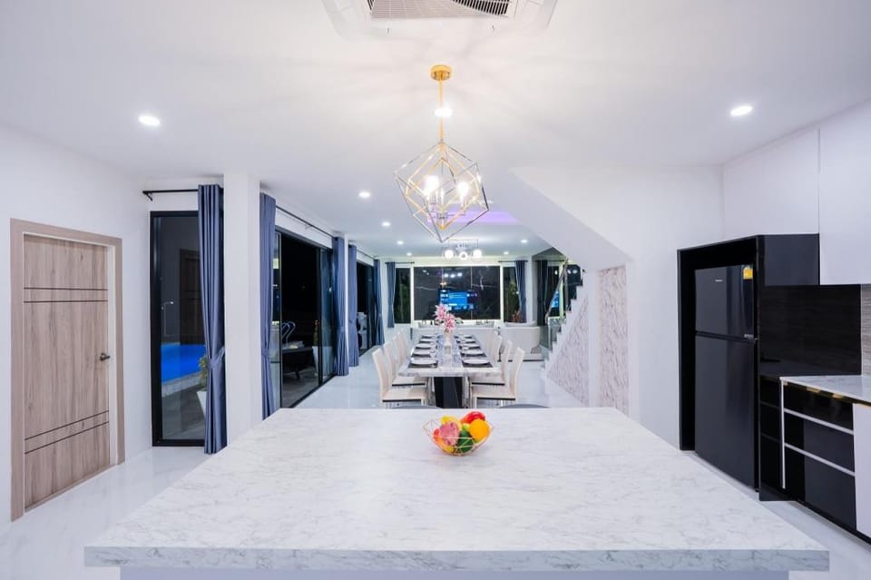 DOLLA Luxury PoolVilla Pattaya 8 Bedrooms Villa in Chon Buri Changwat