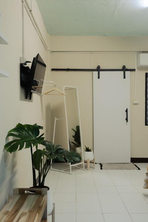 Local Room with Street Food, 15 min to Stadium Apartment in Bangkok