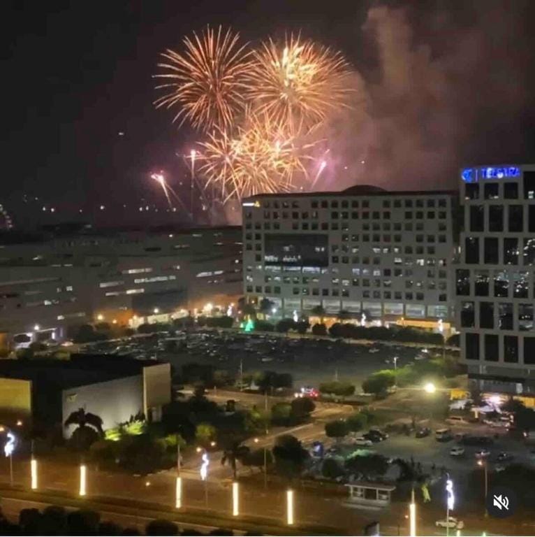 One BR with a Picturesque MOA and Sunset view Apartment in Pasay