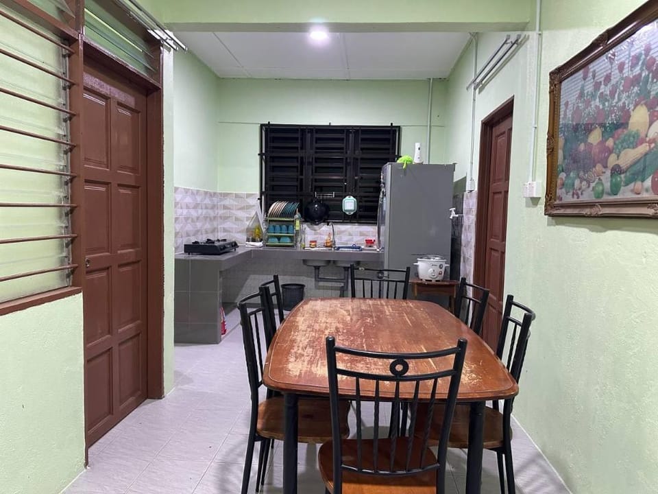 Homestay pantai batu hitam 4bilik 4aircond 3tandas Vacation rental in Terengganu, Malaysia