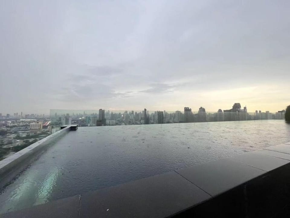 素坤逸/Ekkamai/BTS/Gateway商场/顶层无边泳池/健身房220 Apartment in Bangkok