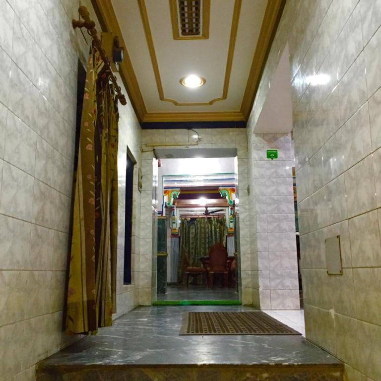 Goroomgo Shanti Guest House Near Kashi Vishwanath Temple Varanasi Hotel in Varanasi