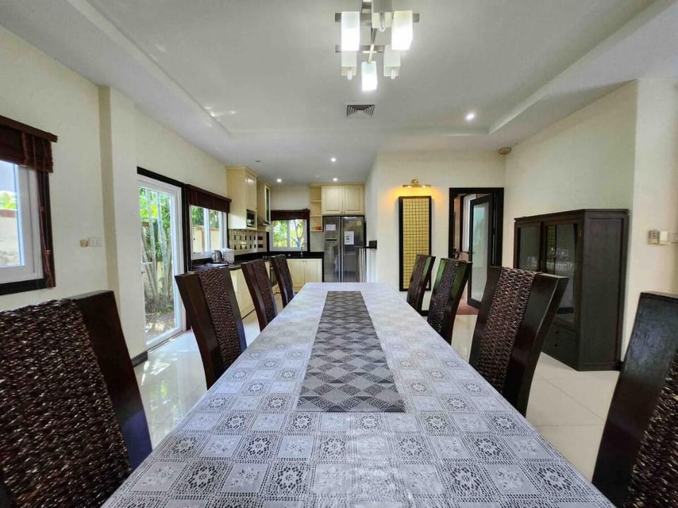 Downtown 6-bedroom pool villa, near the beach Villa in Pattaya City