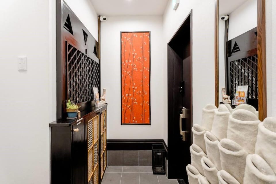 Namba nearby/130㎡/4 bedrooms/4 showers & 5 toilets Vacation rental in Osaka