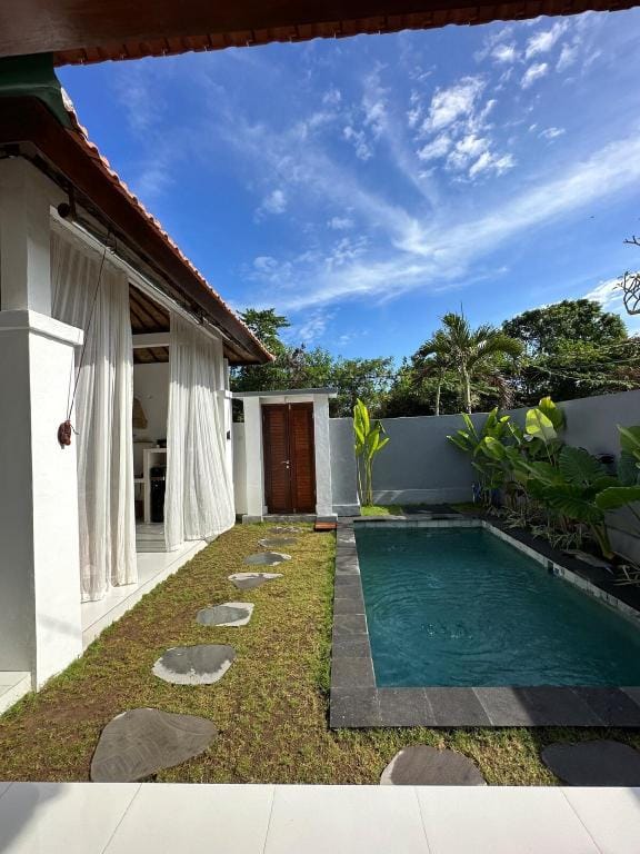 9 min to beach, pool,private Villa Leafy,in Canggu Vacation rental in North Kuta