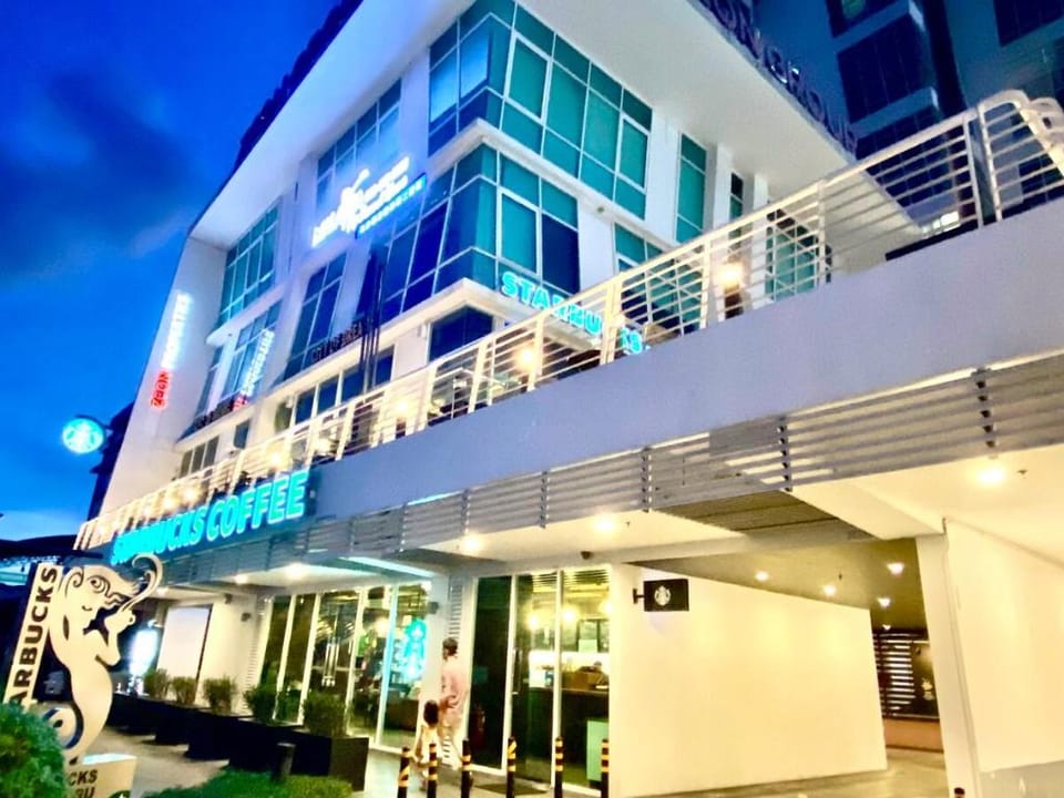 MaritimeSuites #Seaview #Pooltable #waterdispenser Apartment in George Town