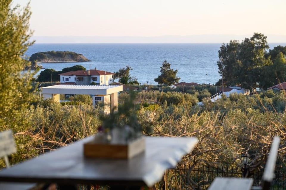 Kastri Treehouse- Sea View Family Living Apartment in Halkidiki