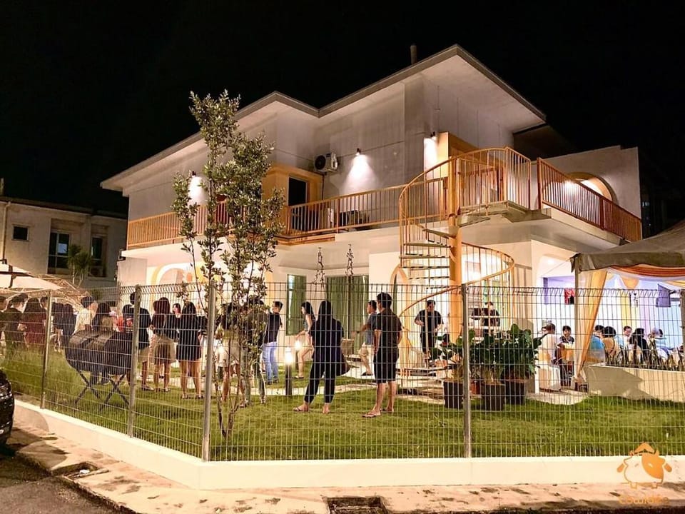 Sunset Paradise 4BR Designer Home | AC Starry Dome | 16 Guests Vacation rental in Johor Bahru