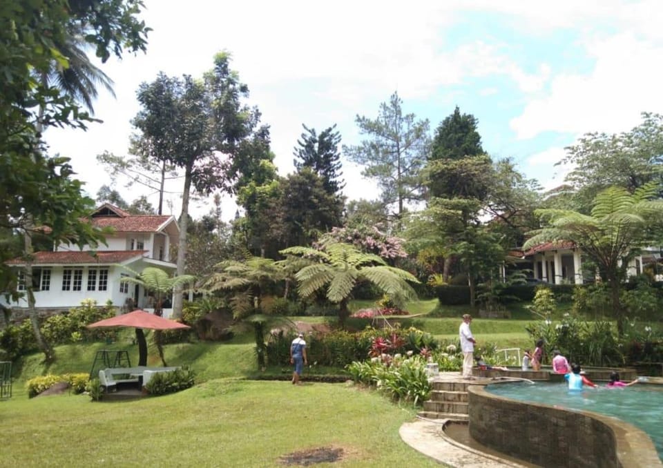 Villa Atikah  Villa in Cisarua