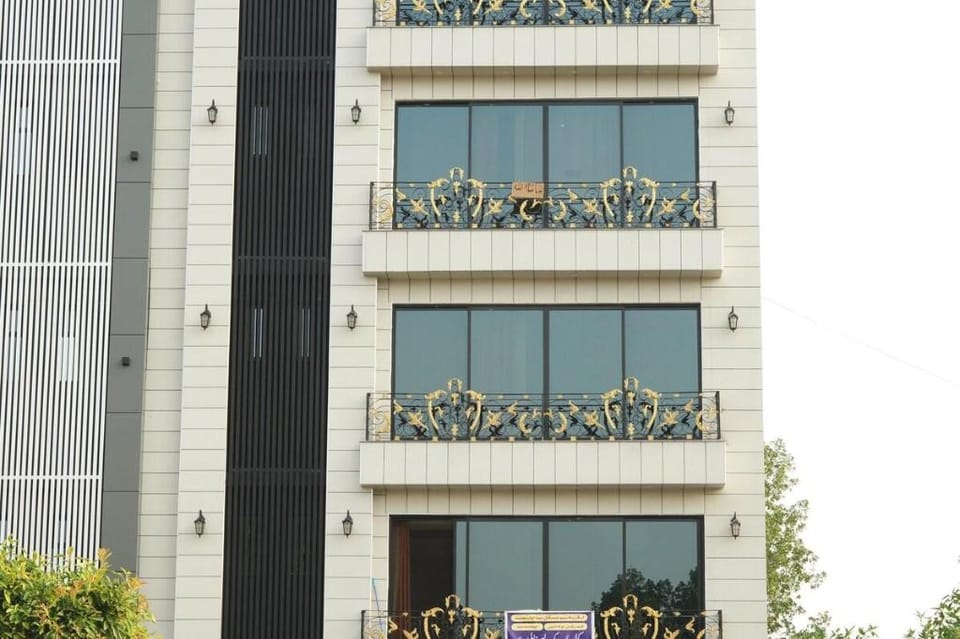 Luxury Apartment, Lahore, Free Wi-Fi, LED, Parking Apartment in Lahore