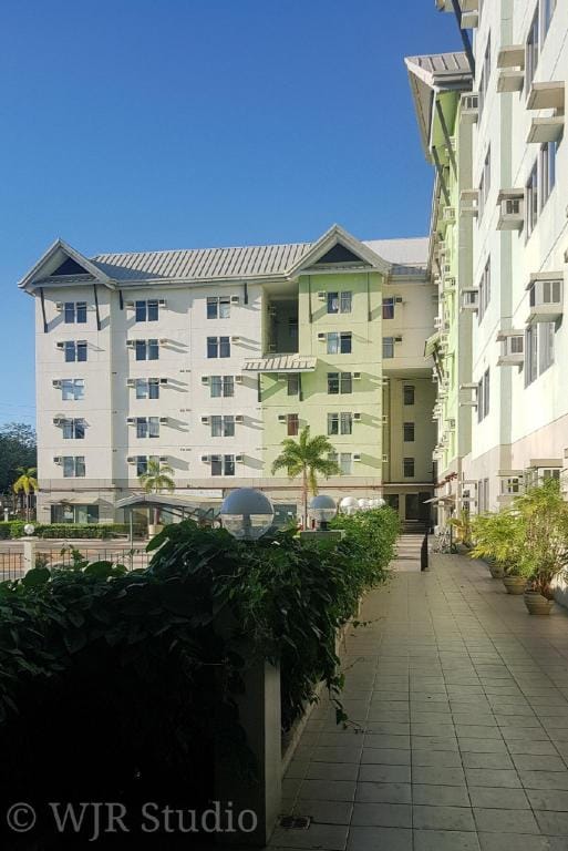 Centro Deluxe 3- Free Parking & WI-FI in Alabang Apartment in Muntinlupa