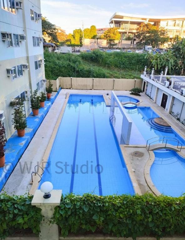 Centro Deluxe 3- Free Parking & WI-FI in Alabang Apartment in Muntinlupa