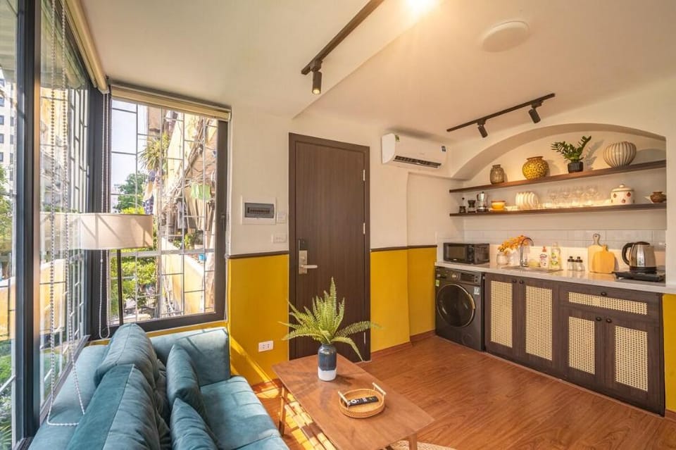 Entire 2BR w/patio & tub 5' walk to Sword Lake Apartment in Hanoi