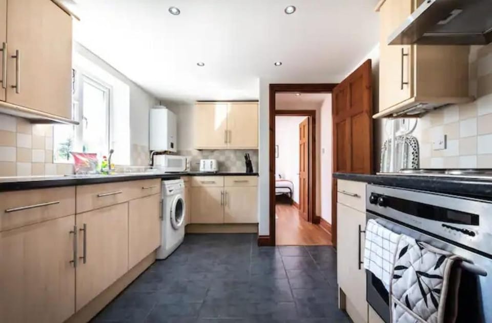 Metropolitan - 203 Millbrook Road Apartment in Southampton