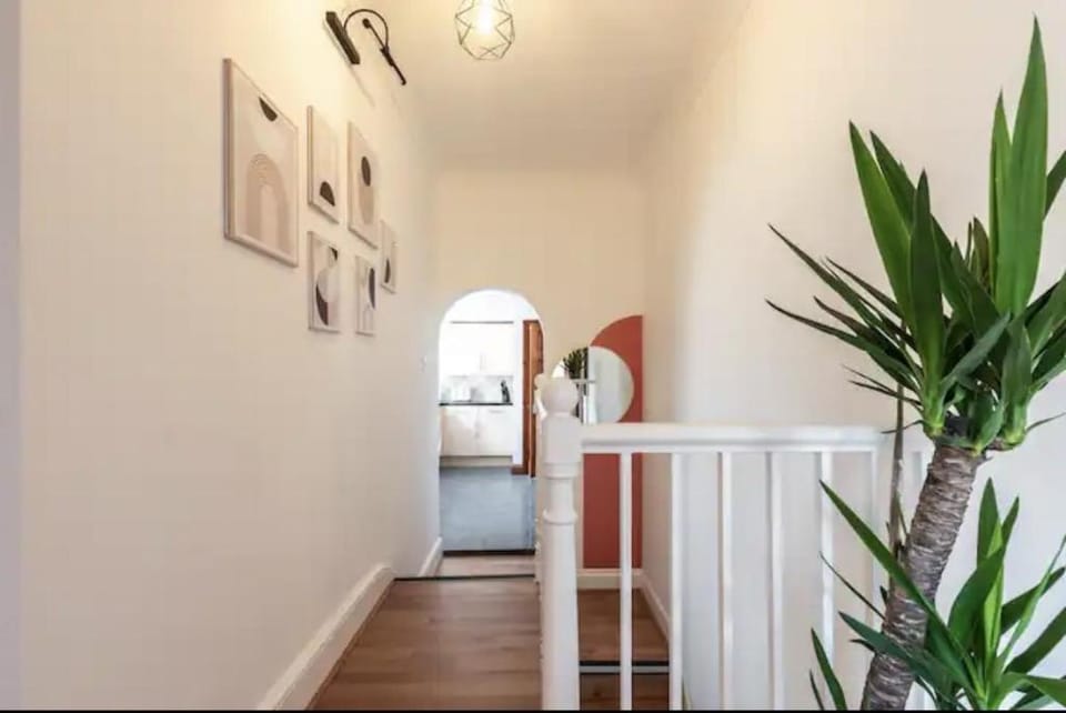 Metropolitan - 203 Millbrook Road Apartment in Southampton