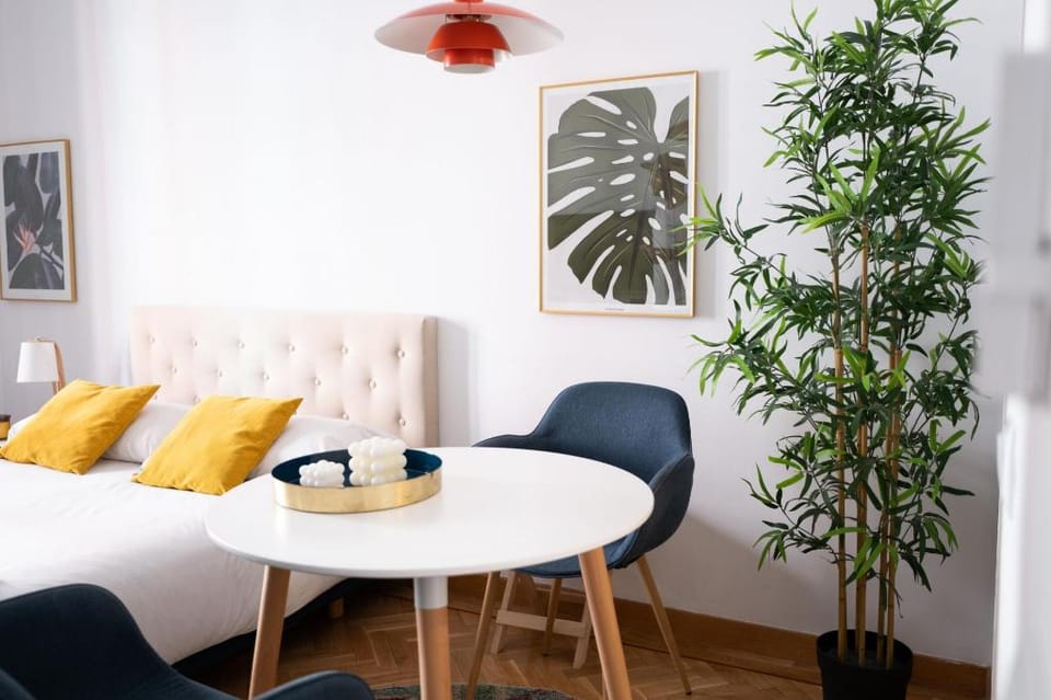 Charming Vintage Studio in trendy Chueca Apartment in Centro