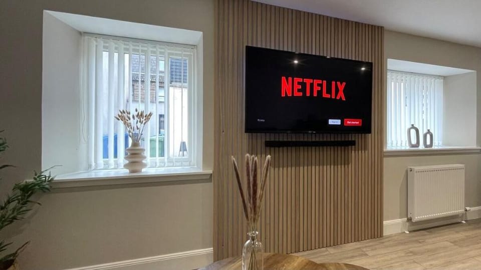 Elegant Luxury Apartment with Bike Store -Sleeps 4 Apartment in Wick