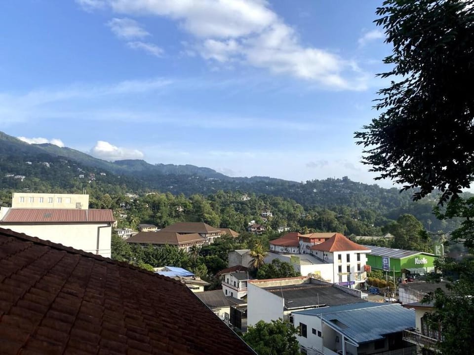 Hilltop Charm: 5BR Villa Vacation rental in Kandy