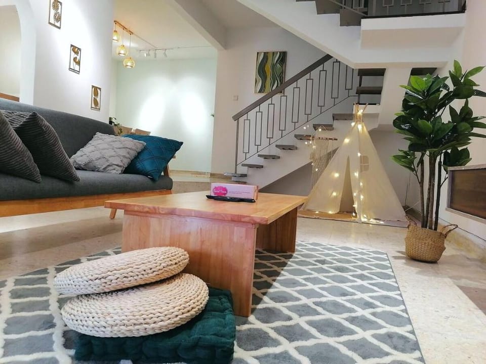 NEW! PJ Landed | Damansara Uptown | 15Pax |NetFlix Vacation rental in Petaling Jaya