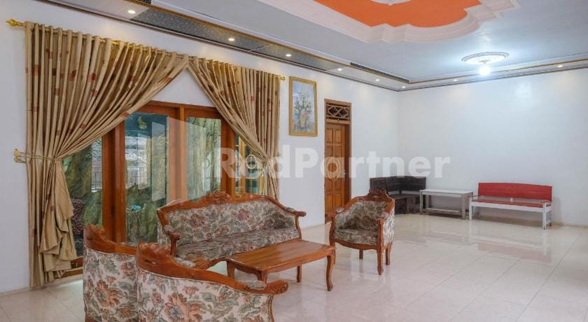 Wisma Giri Mulyo B near Grojogan Sewu Mitra RedDoorz Hotel in East Java