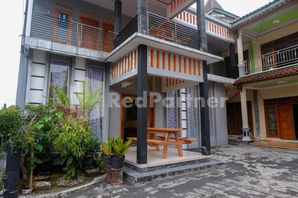 Wisma Giri Mulyo B near Grojogan Sewu Mitra RedDoorz Hotel in East Java