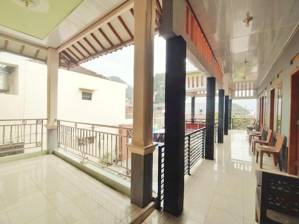 Wisma Giri Mulyo B near Grojogan Sewu Mitra RedDoorz Hotel in East Java