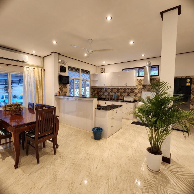 Before Sunrise Pool Villa 비엔티안 프라이빗 풀빌라(침실4개 욕실4개) Vacation rental in Vientiane