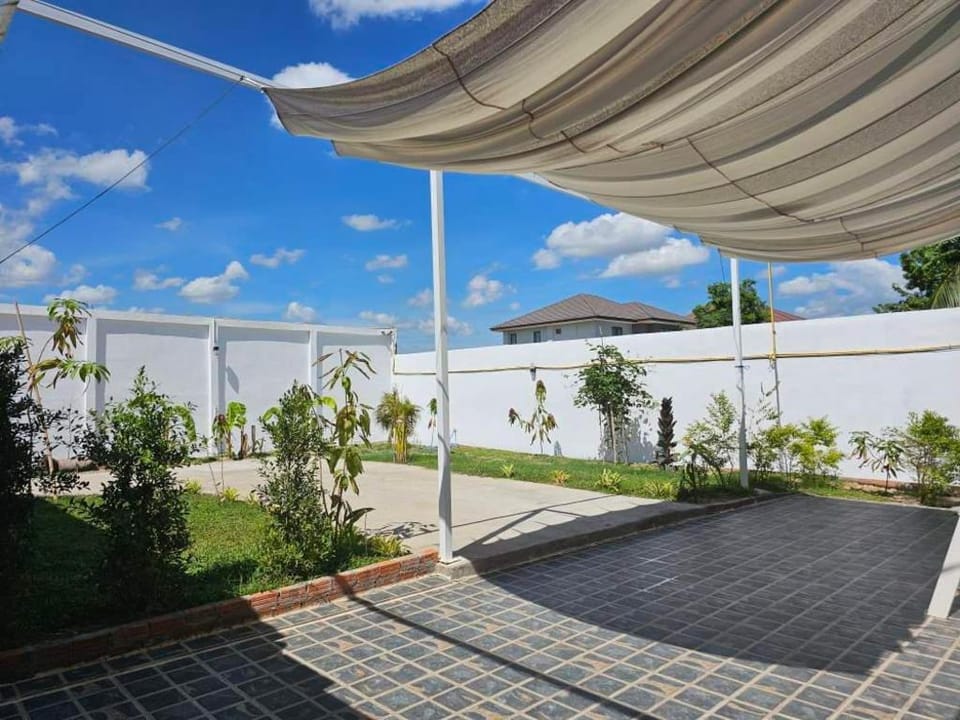 Before Sunrise Pool Villa 비엔티안 프라이빗 풀빌라(침실4개 욕실4개) Vacation rental in Vientiane