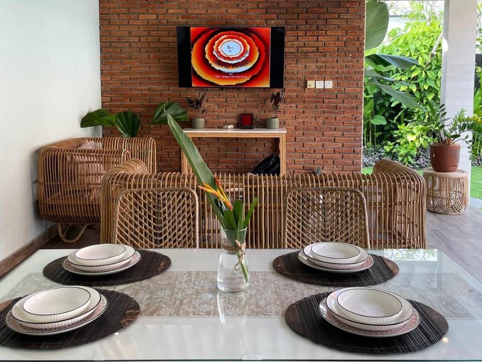 Tropical Comfort, Close to Beach.  Ololoca Bumbak. Villa in North Kuta