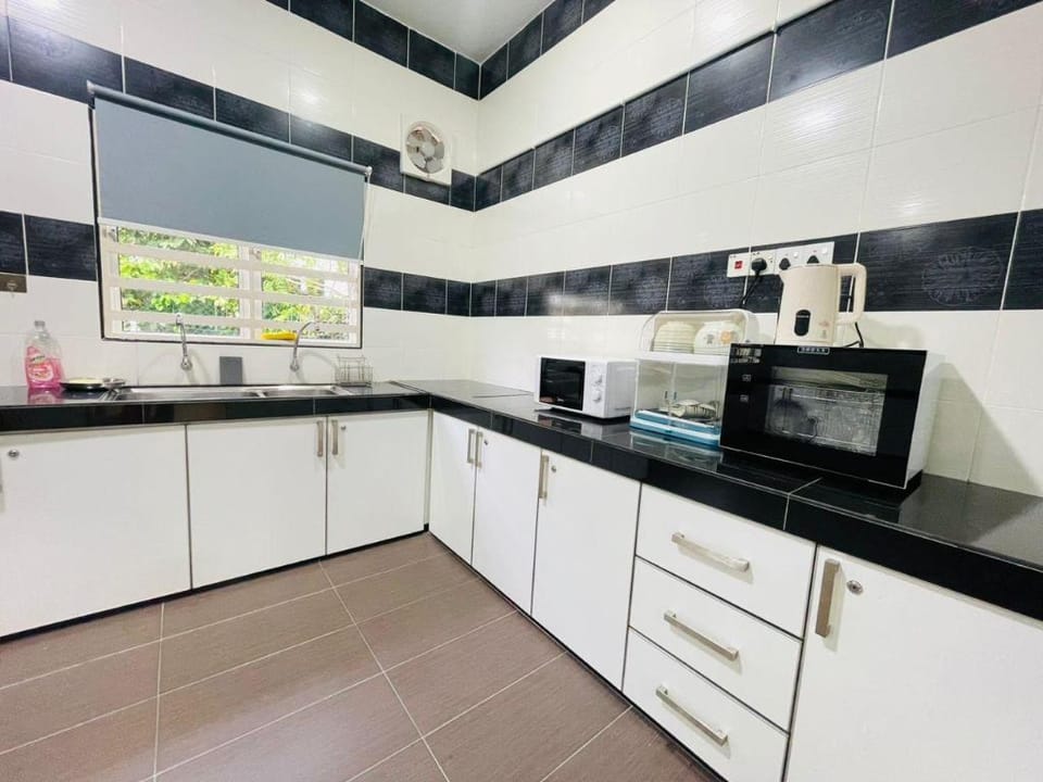EE Summer Guest House 3.0 / 12 Pax / 6 Beds Vacation rental in Negeri Sembilan, Malaysia