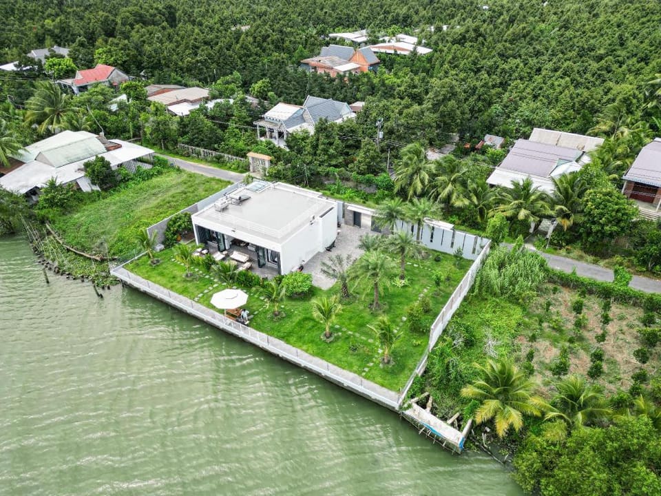 Villa có 40m Mặt Tiền Sông với khuôn viên 1000 m2 Vacation rental in Cambodia
