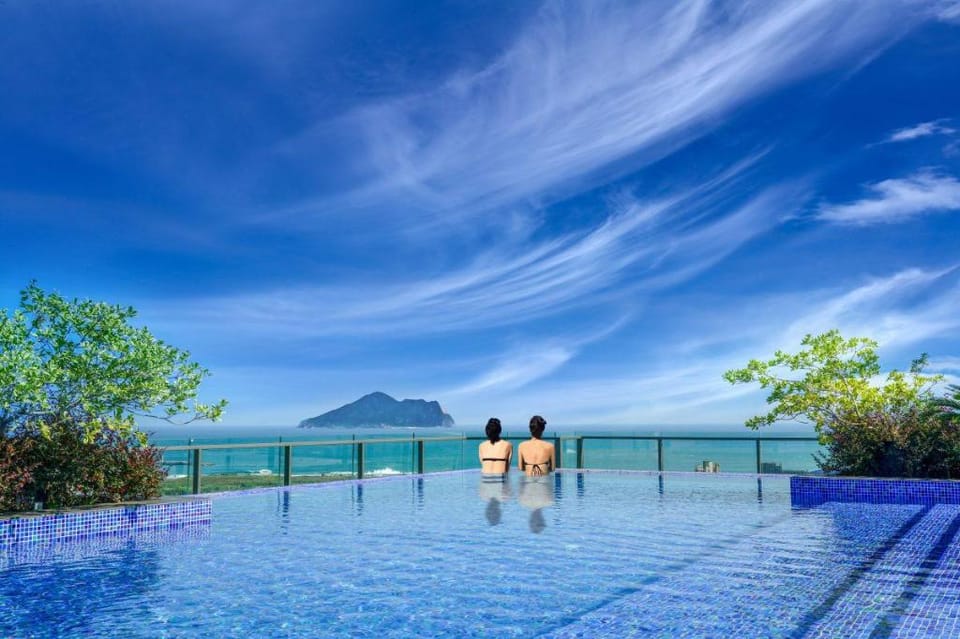 Hot Spring宜蘭頭城<溫泉夜景雙人房-現代經典設計> 有陽台景觀, 頂樓付費無邊際泳池 Apartment in Taiwan, Province of China