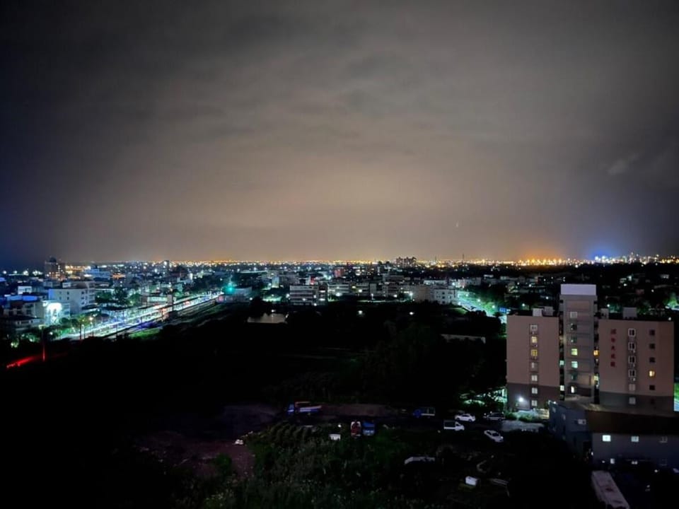 Hot Spring宜蘭頭城<溫泉夜景雙人房-現代經典設計> 有陽台景觀, 頂樓付費無邊際泳池 Apartment in Taiwan, Province of China
