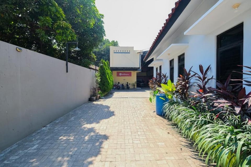 RedDoorz Syariah near RSUD Tuban Hotel in East Java