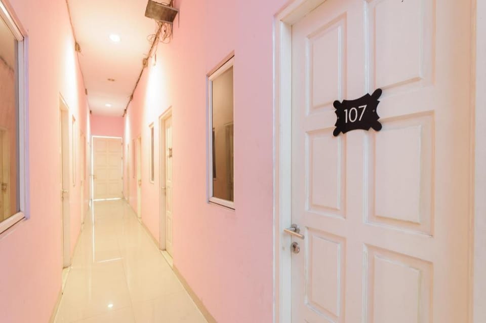 RedDoorz near Stasiun Palmerah Hotel in South Jakarta City